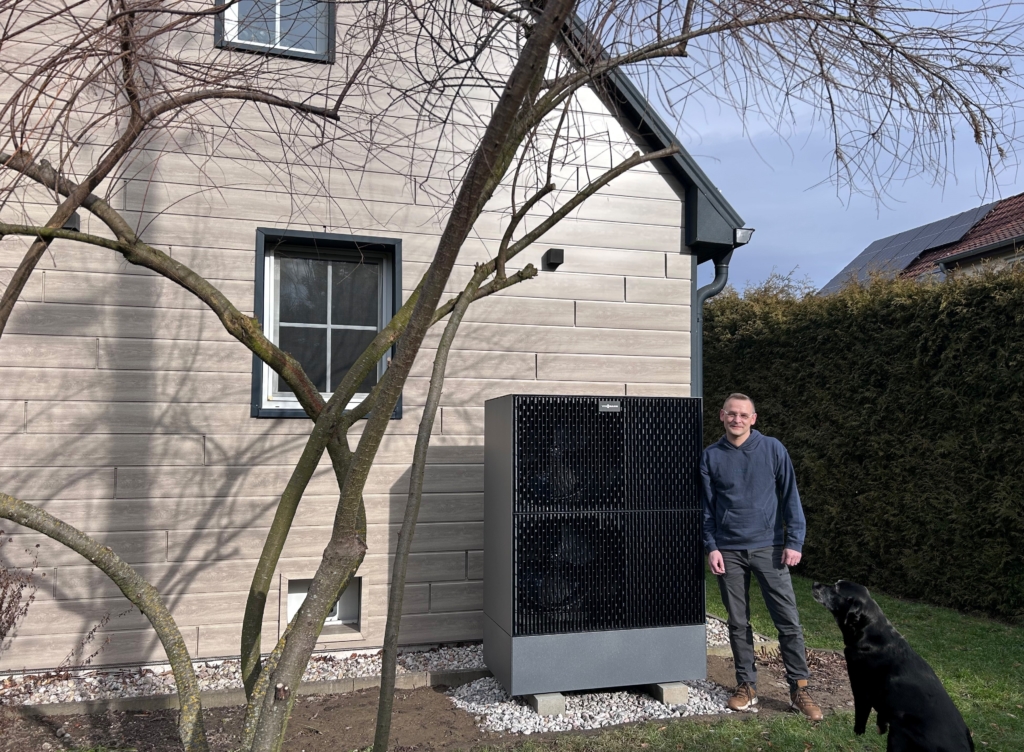 Bild Steve Müller bearbeitet mit Hund Steve Müller und Hündin vor seiner Wärmepumpe